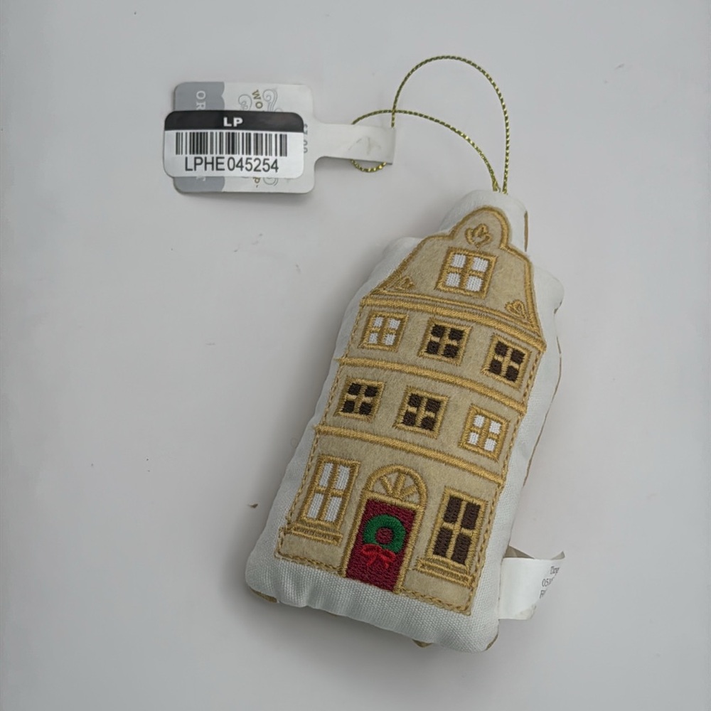 NWT Wondershop Ornamanet appliqué puffy townhouse